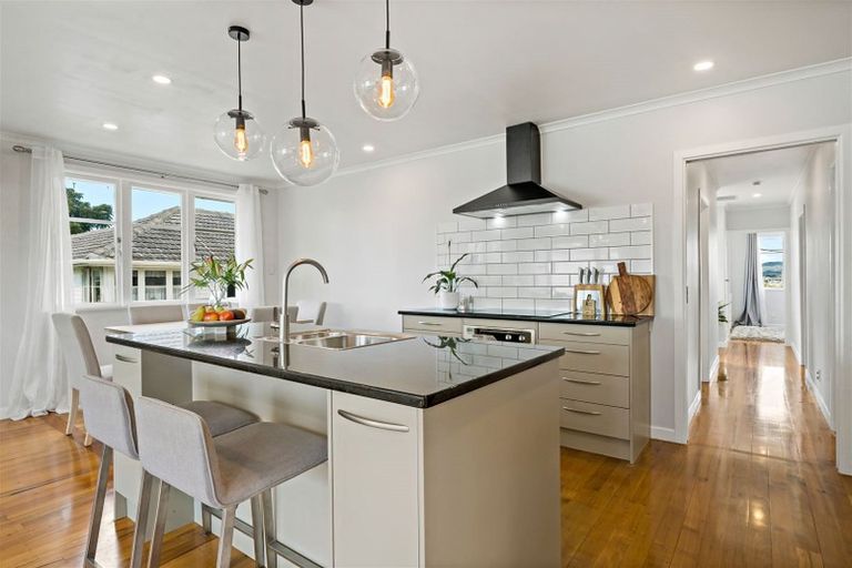 Photo of property in 15 Waione Avenue, Te Atatu Peninsula, Auckland, 0610