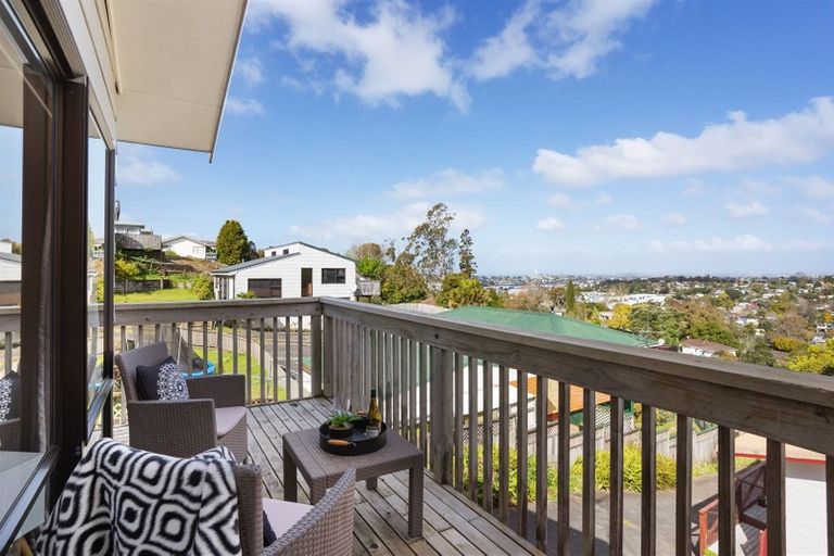 Photo of property in 1/51b Sunset Road, Totara Vale, Auckland, 0632