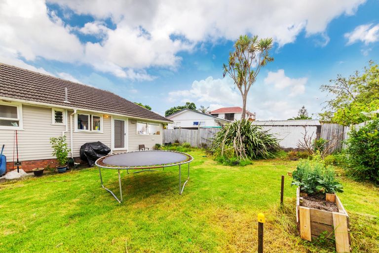 Photo of property in 3 Kaikoura Street, Henderson, Auckland, 0612