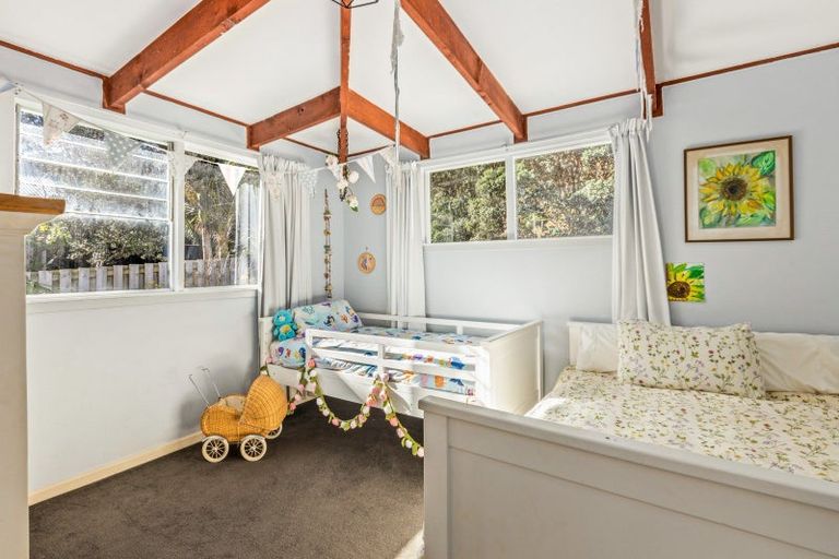 Photo of property in 32 Karekare Road, Karekare, New Lynn, 0772