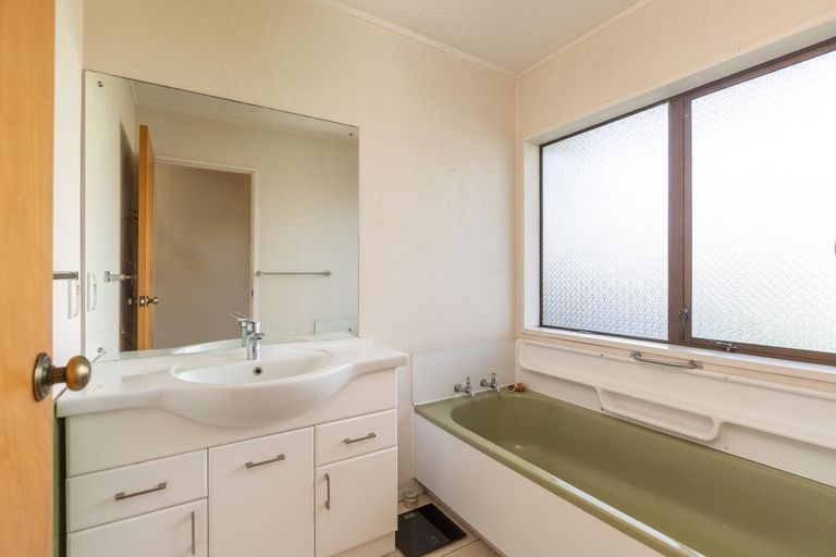 Photo of property in 1/32 Queen Street, Papakura, 2110