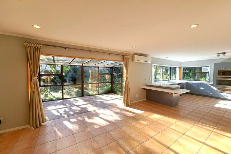 Photo of property in 6 Delisle Place, Windsor Park, Auckland, 0632