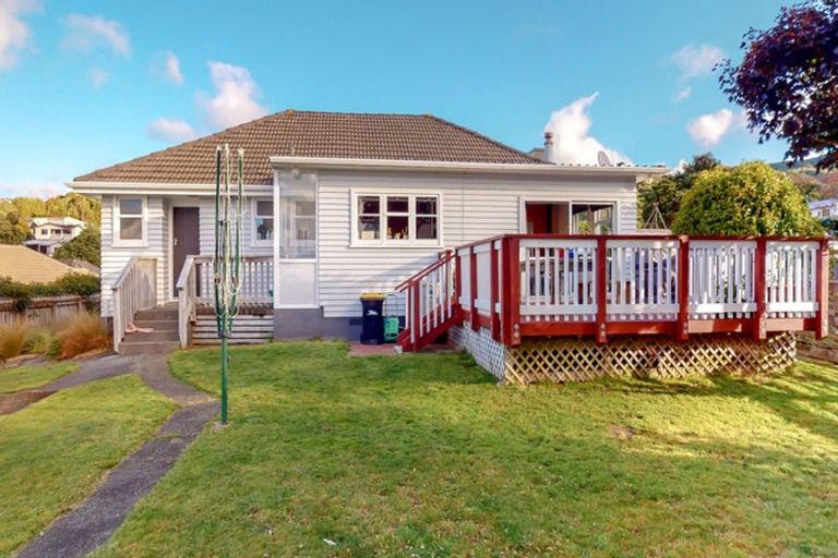 Photo of property in 20 Larsen Crescent, Tawa, Wellington, 5028