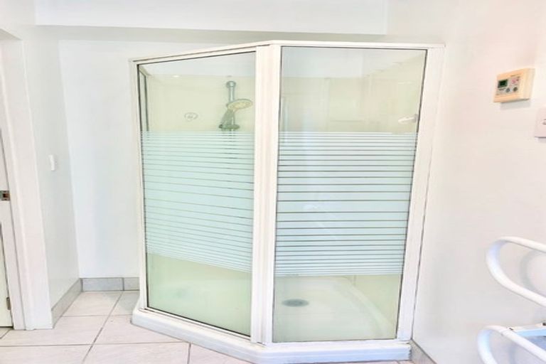 Photo of property in 1/881 East Coast Road, Northcross, Auckland, 0632