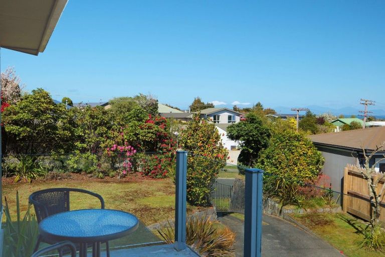 Photo of property in 4 Weka Road, Waipahihi, Taupo, 3330