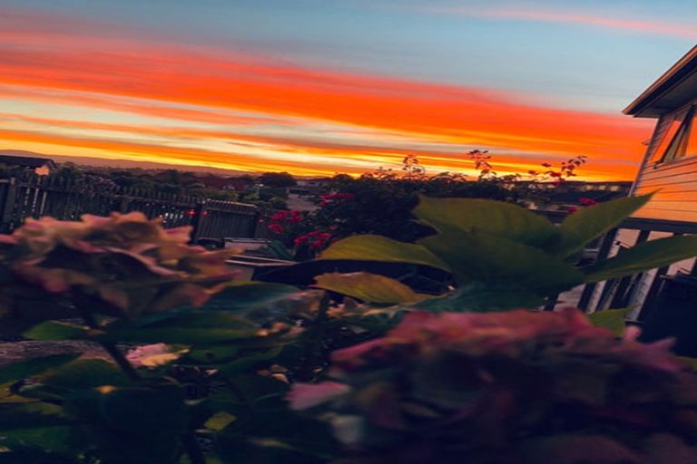 Photo of property in 1 Bangla Place, Massey, Auckland, 0614