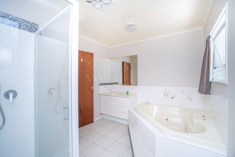 Photo of property in 120 John F Kennedy Drive, Milson, Palmerston North, 4414