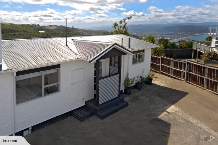 Photo of property in 7a Cheyne Walk, Newlands, Wellington, 6037