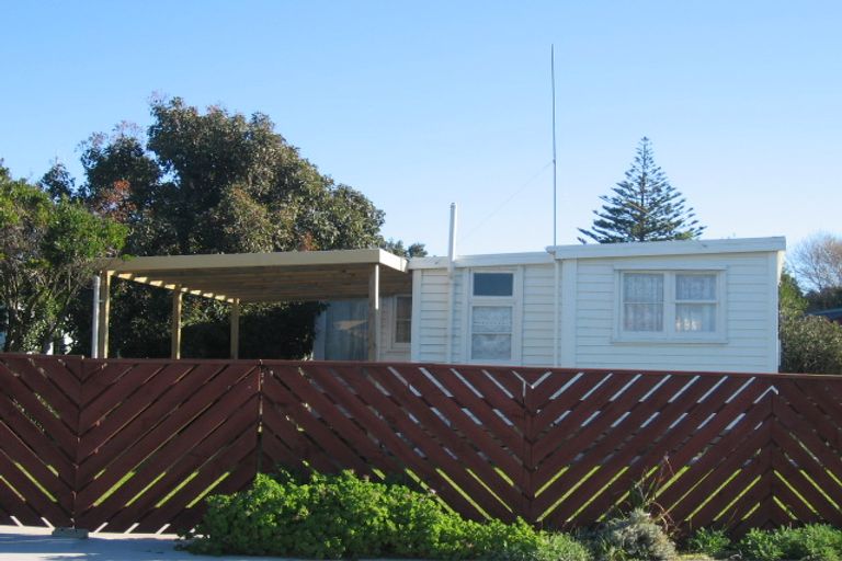 Photo of property in 8 Colenso Place, Otaki Beach, Otaki, 5512