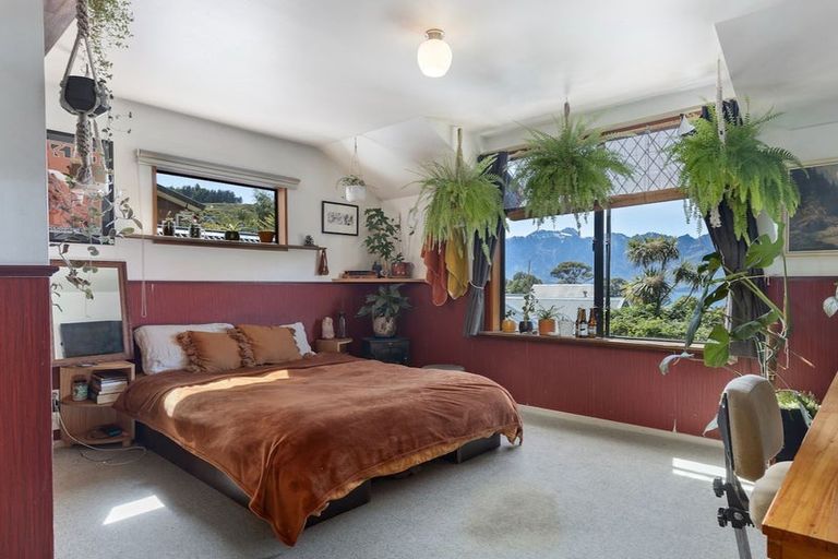 Photo of property in 10 Moss Lane, Sunshine Bay, Queenstown, 9300