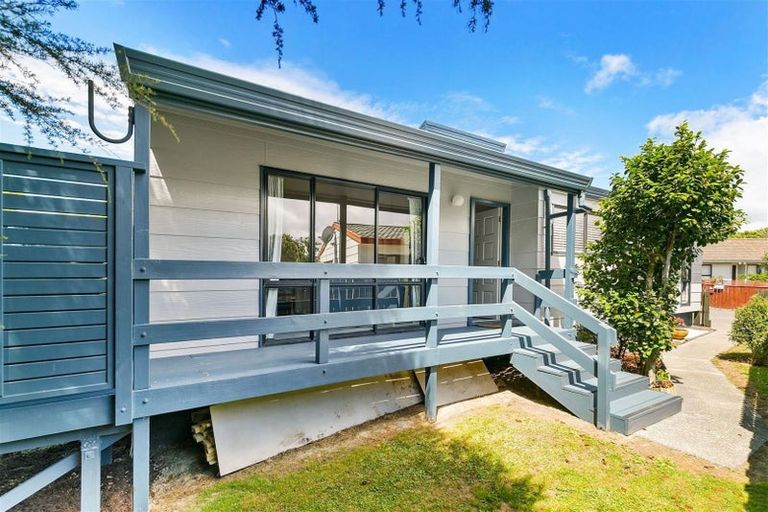 Photo of property in 77 Meadowvale Rise, Titirangi, Auckland, 0604