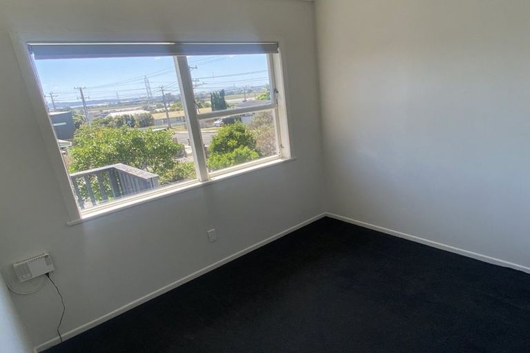 Photo of property in 98 Tirimoana Road, Te Atatu South, Auckland, 0602