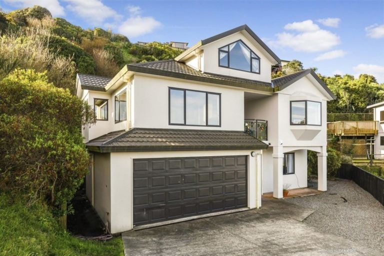 Photo of property in 39 Dress Circle, Newlands, Wellington, 6037