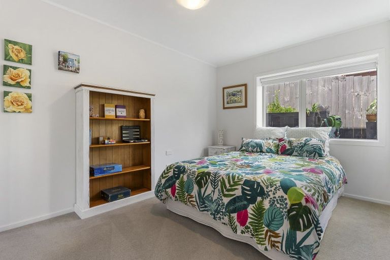 Photo of property in 2/46 Sunset Road, Unsworth Heights, Auckland, 0632