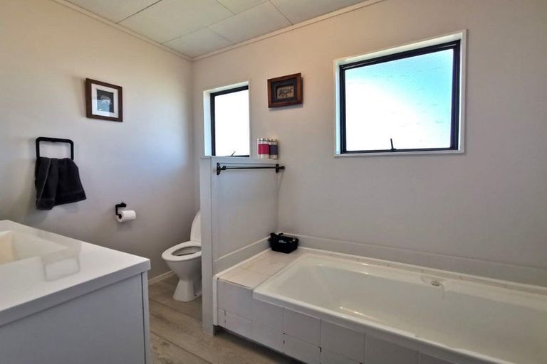 Photo of property in 28 Manaia View Road, One Tree Point, 0118