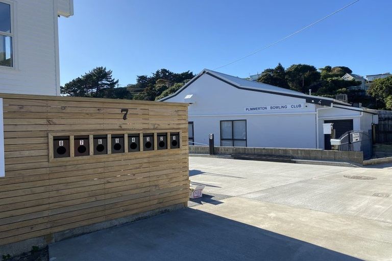 Photo of property in 2/7 Grays Road, Plimmerton, Porirua, 5026