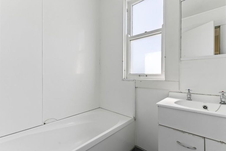 Photo of property in 1/8 Corunna Road, Milford, Auckland, 0620