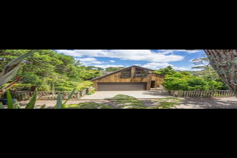 Photo of property in 2/21 Radiata Lane, Chatswood, Auckland, 0626