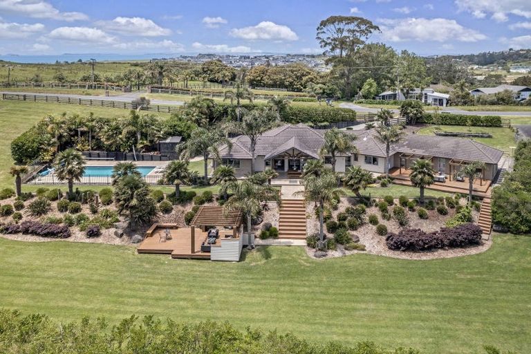 Photo of property in 127 Vaughans Road, Okura, Albany, 0792