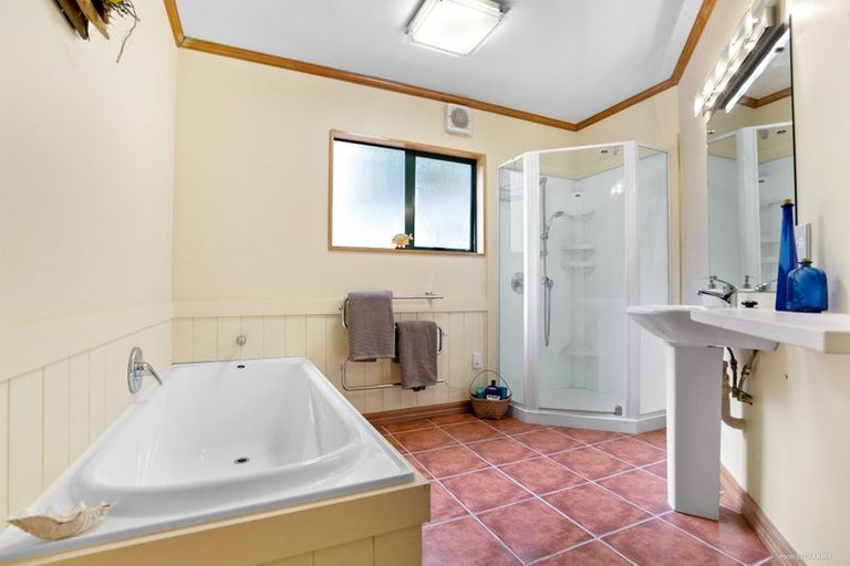 Photo of property in 214 Shaw Road, Oratia, Auckland, 0604