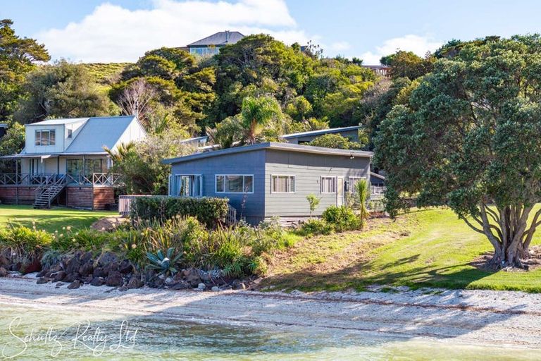 Photo of property in 1 Rigby Street, Whakapirau, 0583
