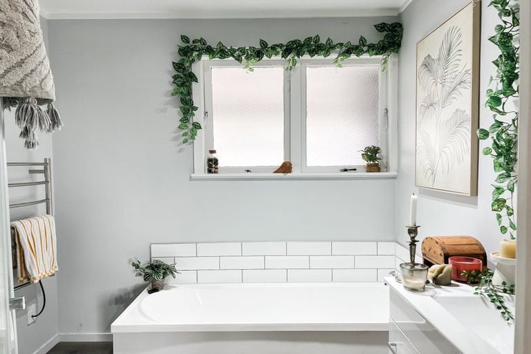 Photo of property in 84 Millbrook Road, Henderson, Auckland, 0612