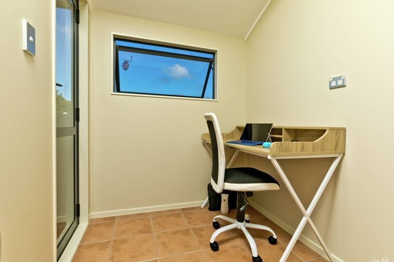 Photo of property in 8 Almond Grove, Greenhithe, Auckland, 0632