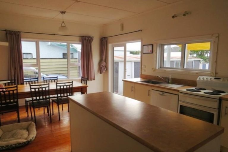 Photo of property in 33 Sackville Street, Fitzroy, New Plymouth, 4312