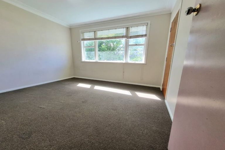 Photo of property in 2 Martin Place, Kelston, Auckland, 0602