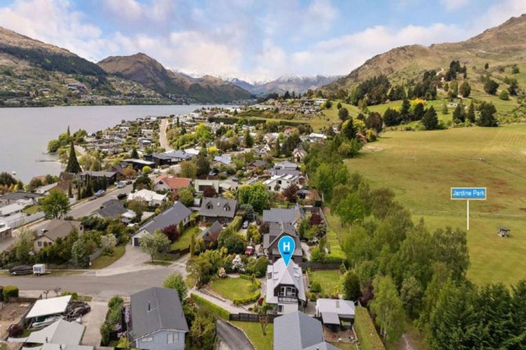 Photo of property in 7 Kelvin Place, Kelvin Heights, Queenstown, 9300