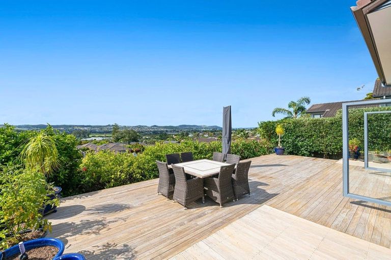 Photo of property in 13 Seagate Place, Red Beach, 0932