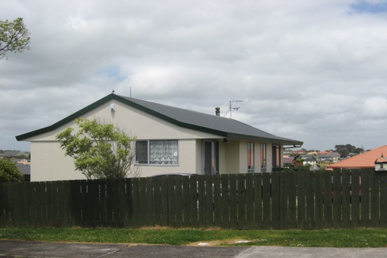 Photo of property in 6 Bill Phillip Place, Clendon Park, Auckland, 2103