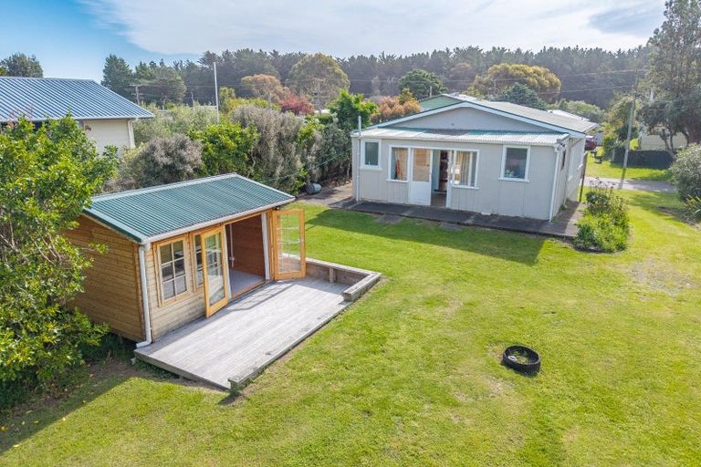 Photo of property in 15 Drake Street, Waikawa Beach, Manakau, 5573