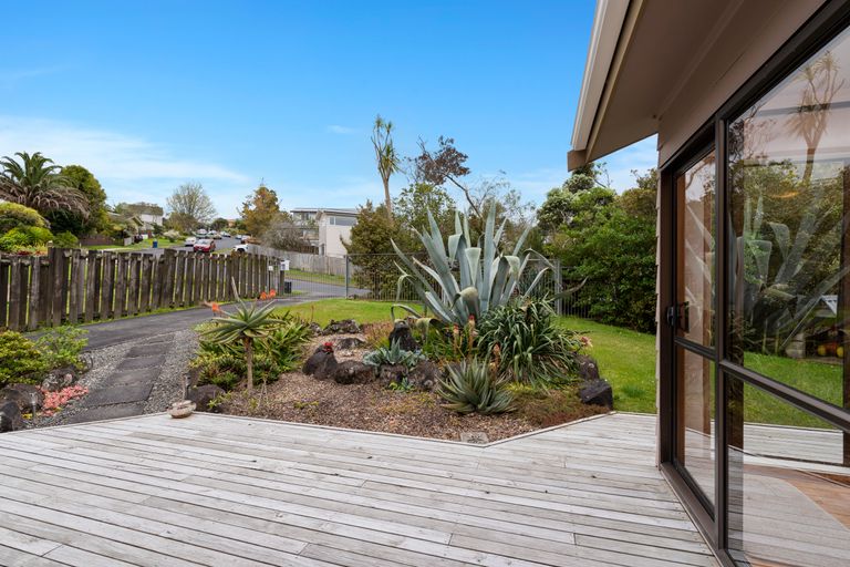 Photo of property in 24 Deverell Place, Northcross, Auckland, 0632