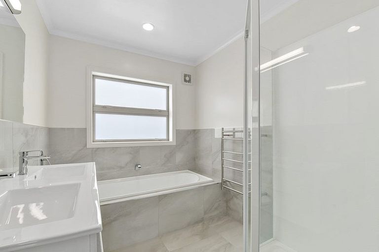 Photo of property in 6a Mansion Court, West Harbour, Auckland, 0618