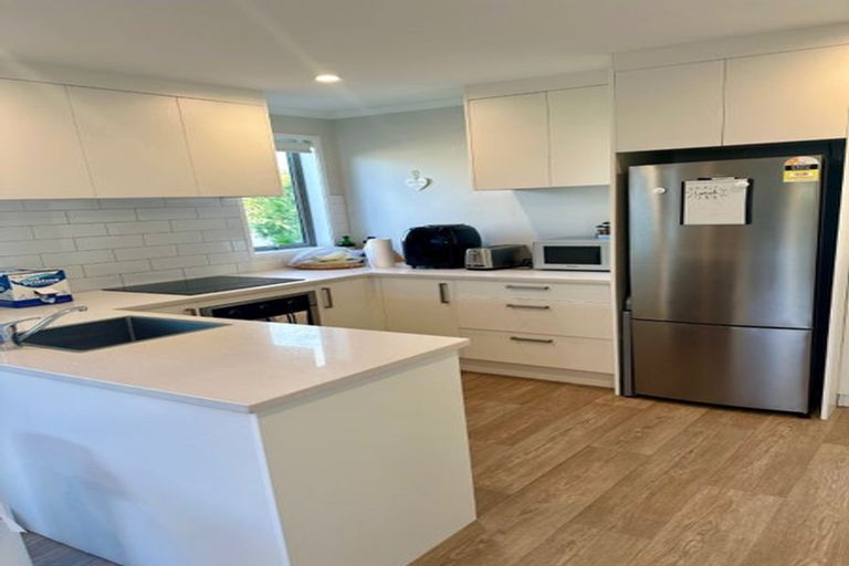 Photo of property in 1a Pavola Grove, Glenfield, Auckland, 0629