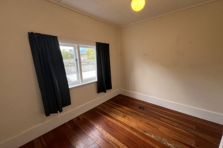 Photo of property in 83 Apu Crescent, Lyall Bay, Wellington, 6022