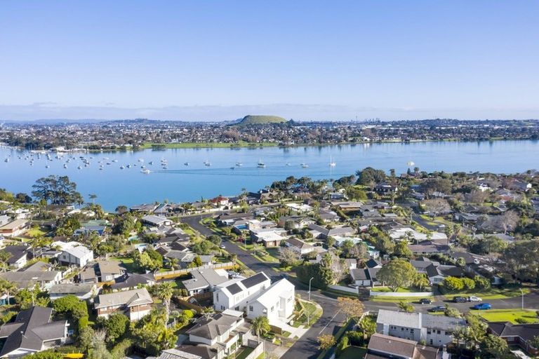 Photo of property in 1 Andrea Place, Sunnyhills, Auckland, 2010