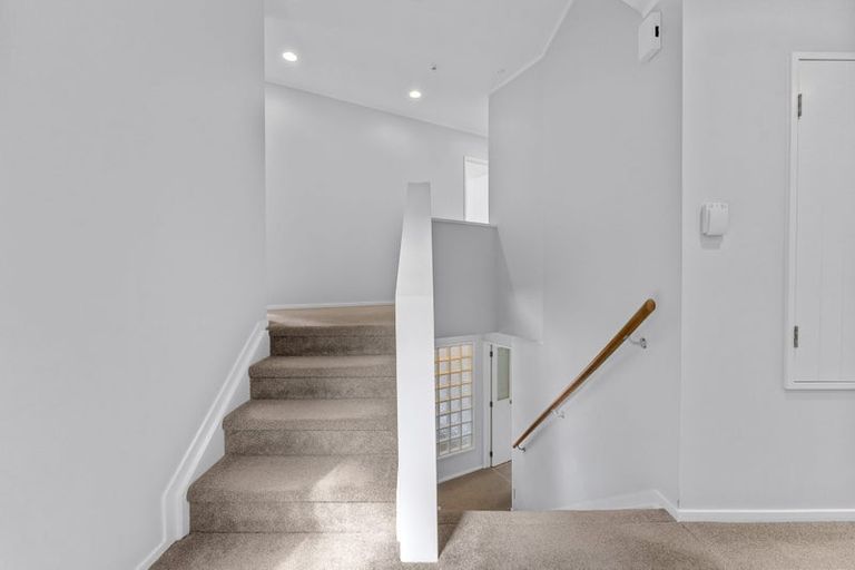 Photo of property in 140 Chelsea View Drive, Chatswood, Auckland, 0626