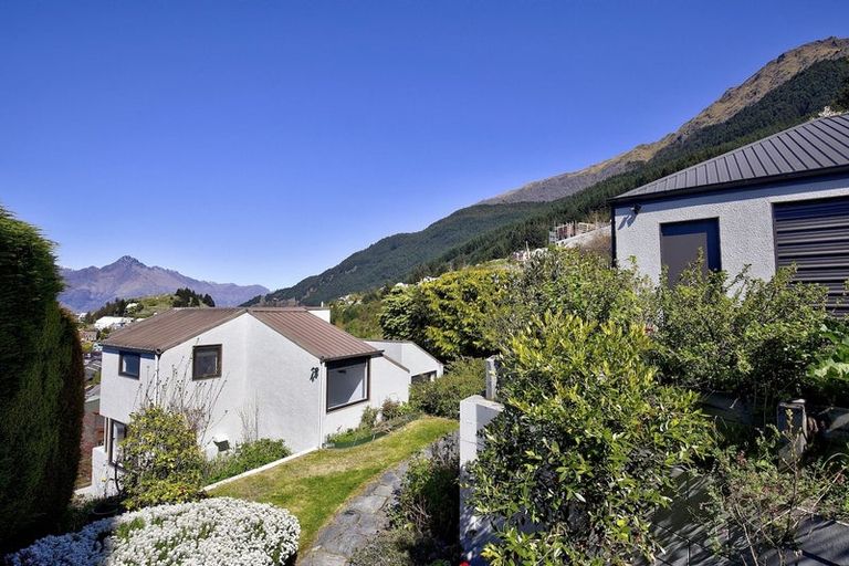 Photo of property in 92 Wynyard Crescent, Fernhill, Queenstown, 9300