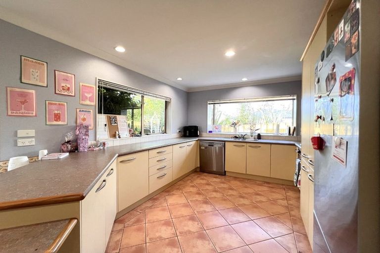 Photo of property in 10 Balmerino Grove, Waikanae, 5036