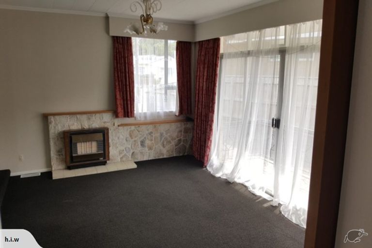 Photo of property in 2 Redwood Avenue, Tawa, Wellington, 5028