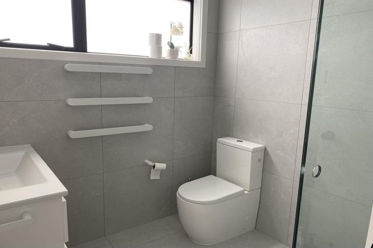 Photo of property in 70b Neil Avenue, Te Atatu Peninsula, Auckland, 0610