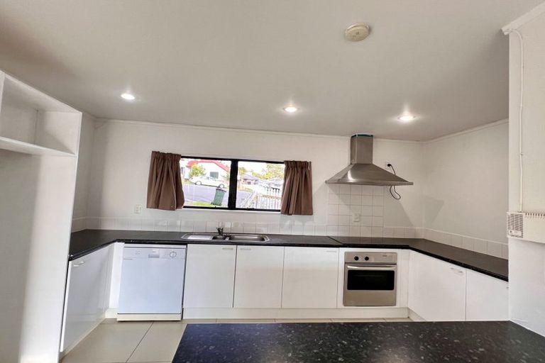 Photo of property in 8a Eske Place, Highland Park, Auckland, 2010