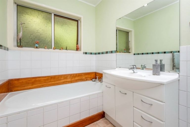 Photo of property in 9 Eugen Place, Bayview, Auckland, 0629