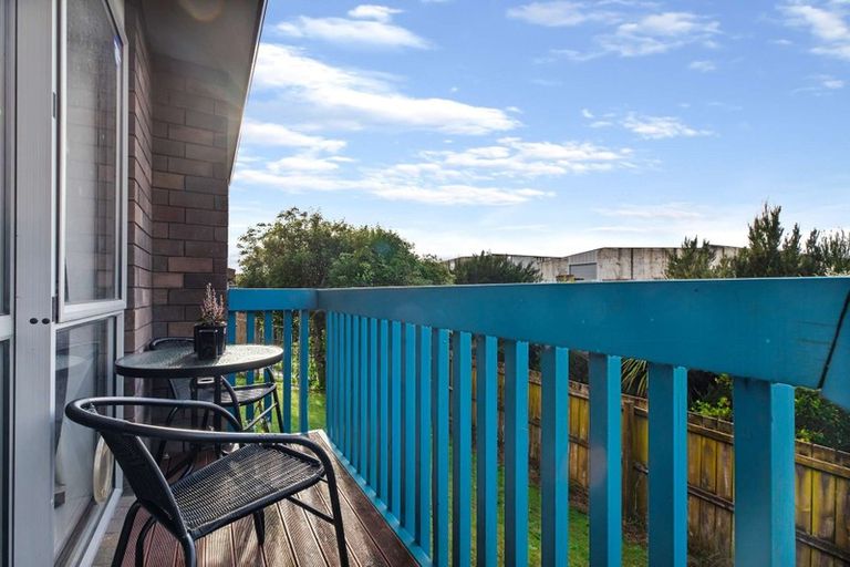 Photo of property in 2/15 Eulogy Place, Randwick Park, Auckland, 2105