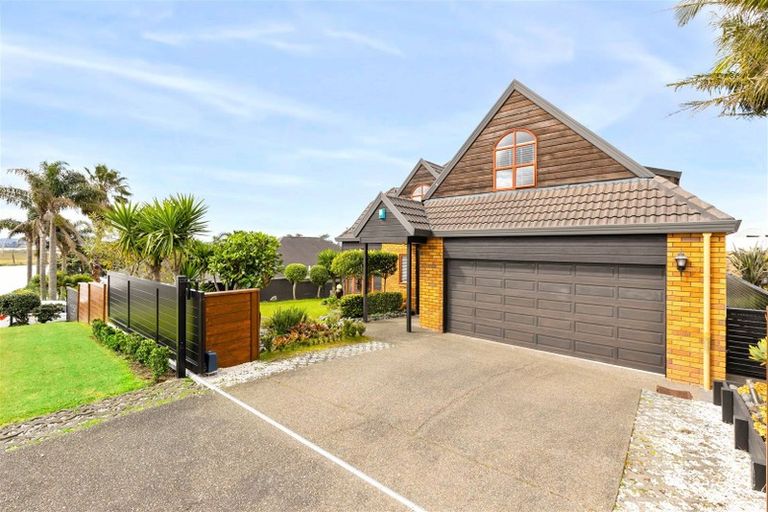 Photo of property in 124 Beach Road, Te Atatu Peninsula, Auckland, 0610