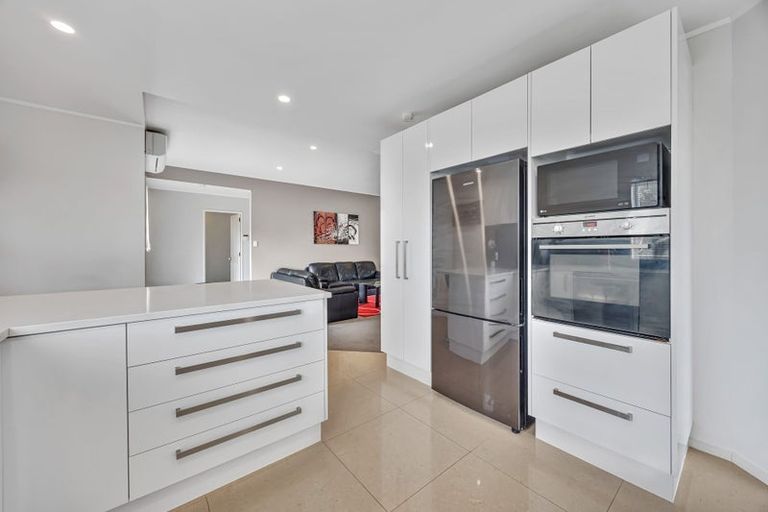 Photo of property in 6 Hanly Close, West Harbour, Auckland, 0618