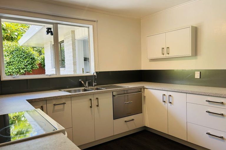 Photo of property in 28 Rewarewa Crescent, Waikanae, 5036