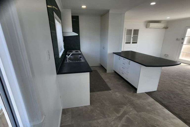 Photo of property in 623 Glenfield Road, Totara Vale, Auckland, 0629